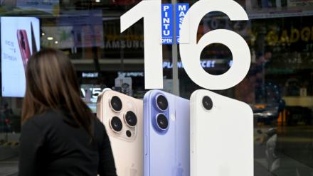 Une affiche pour l'iPhone 16 d'Apple dans un magasin de Denpasar, sur l'île de Bali, en Indonésie, le 12 avril 2025