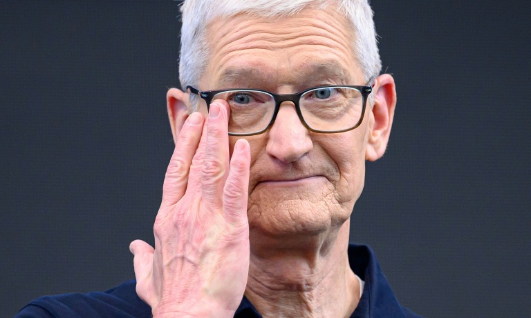 Le PDG d'Apple, Tim Cook, essuie une larme lors de sa dernière conférence mondiale des développeurs Apple (WWDC) à l'Apple Park de Cupertino, en Californie, le 8 juin 2026