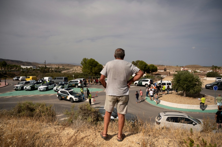 Un résident attend l'autorisation de rentrer chez lui à Bedar, dans le sud de l'Espagne, le 11 juillet 2026