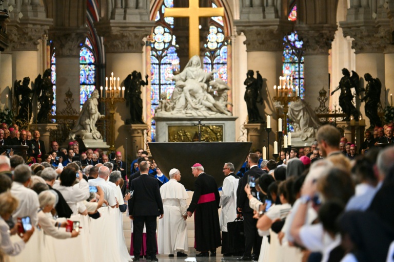 Le pape Léon XIV arrive à la cathédrale Notre-Dame, où il est accueilli par l'évêque de Paris, Laurent Ulrich, le 25 septembre 2026