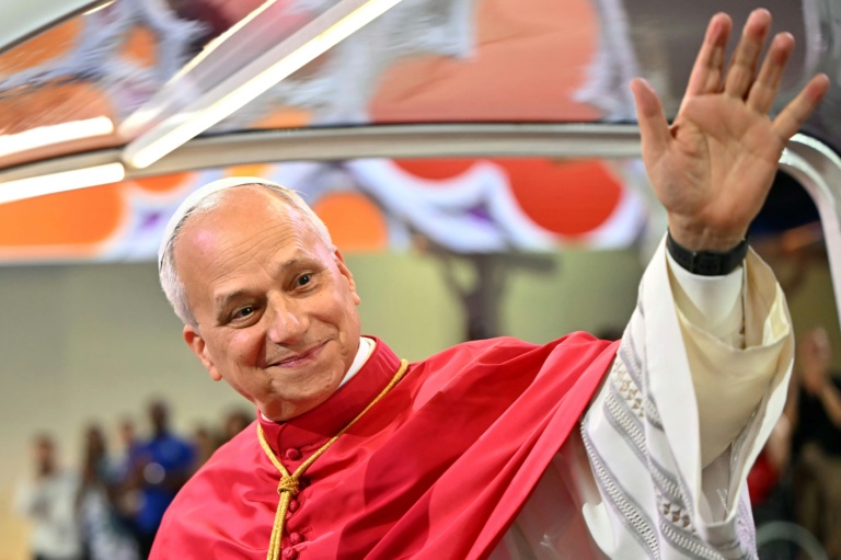 Le pape Léon XIV arrive au Stade de France dans sa papamobile le 25 septembre 2026 à Saint-Denis, près de Paris
