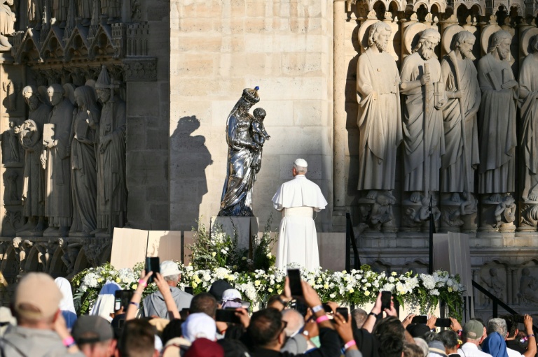Le pape Léon XIV devant la Vierge à l'Enfant, à Notre-Dame de Paris, le 26 septembre 2026