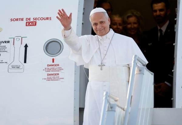 Le pape Léon XIV à son arrivée à l'aéroport de Lourdes dans les Hautes-Pyrénées, le 26 septembre 2026