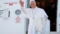 Le pape Léon XIV à son arrivée à l'aéroport de Lourdes dans les Hautes-Pyrénées, le 26 septembre 2026