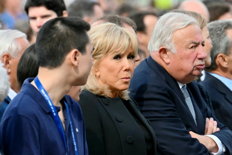 Brigitte Macron et Gérard Larcher, président du Sénat, sur la place de la Concorde à Paris pour assister à la messe géante célébrée par le pape Léon XIV, le 26 septembre 2026