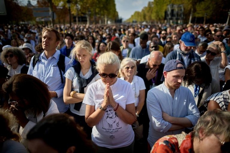 Des fidèles assistent à la messe célébrée par le pape Léon XIV sur la place de la Concorde à Paris, le 26 septembre 2026