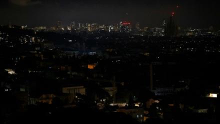 La ville de Barcelone, en Espagne, en partie plongée dans le noir dans la soirée du 28 avril 2025