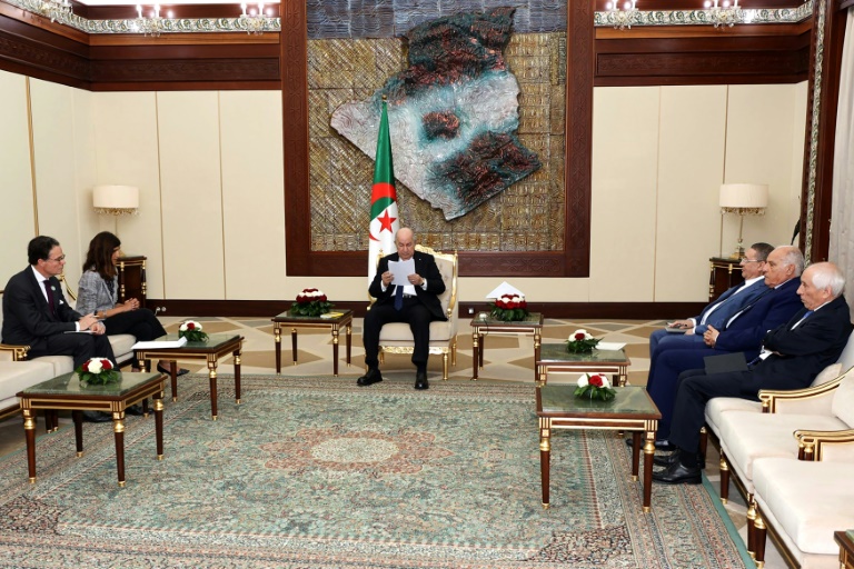 Photo prise sur la page Facebook de la présidence algérienne montrant l'ambassadeur de France en Algérie, Stéphane Romatet, et la ministre française déléguée aux Armées, Alice Rufo (G), assis près du président algérien, Abdelmadjid Tebboune (C), à Alger, le 9 mai 2026