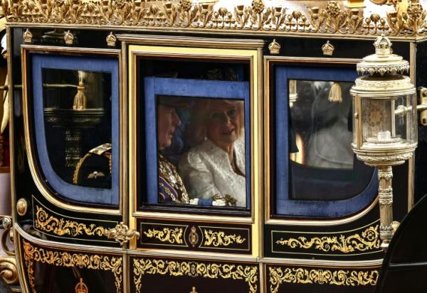 Le roi Charles III et la reine Camilla en route vers  Buckingham palace après le traditionnel discours du trône au Parlement, à Londres le 13 mai 2026