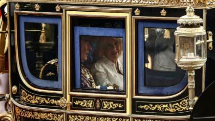 Le roi Charles III et la reine Camilla en route vers  Buckingham palace après le traditionnel discours du trône au Parlement, à Londres le 13 mai 2026