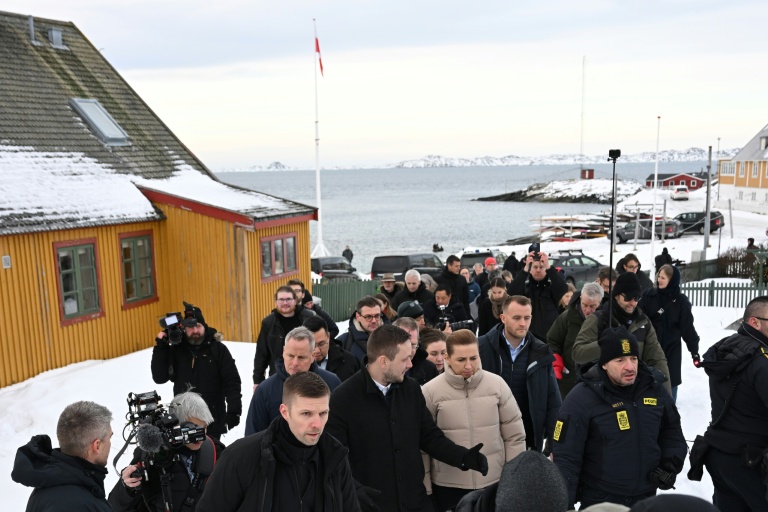 La Première ministre danoise Mette Frederiksen (c,d) et le Premier ministre groenlandais Jens-Frederik Nielson (c,g) dans les rues de Nuuk, le 23 janvier 2026 au Groenland