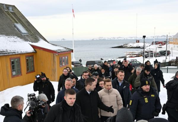 La Première ministre danoise Mette Frederiksen (c,d) et le Premier ministre groenlandais Jens-Frederik Nielson (c,g) dans les rues de Nuuk, le 23 janvier 2026 au Groenland