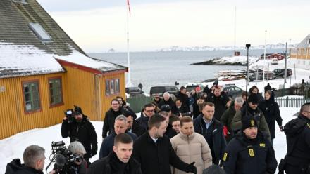 La Première ministre danoise Mette Frederiksen (c,d) et le Premier ministre groenlandais Jens-Frederik Nielson (c,g) dans les rues de Nuuk, le 23 janvier 2026 au Groenland