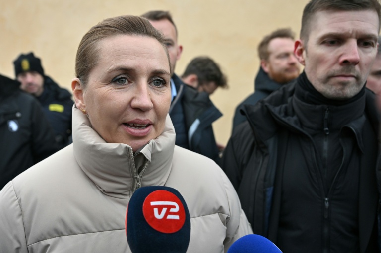 La Première ministre danoise Mette Frederiksen fait une déclaration aux médias lors de sa visite à Nuuk, le 23 janvier 2026 au Groenland