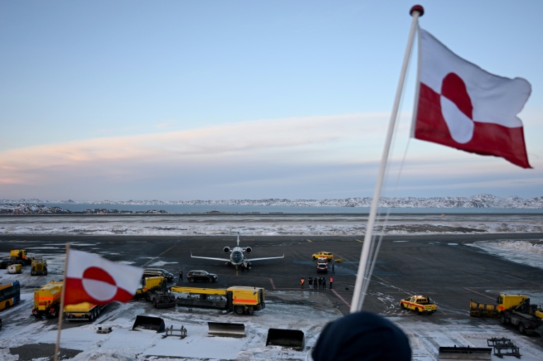 Le drapeau groenlandais près de l'aéroport de Nuuk où a atterri l'avion de la Première ministre danoise Mette Frederiksen, le 23 janvier 2026 au Groenland