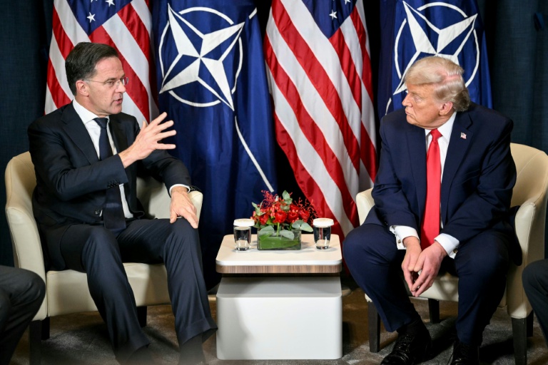 Le président américain Donald Trump (D) et le secrétaire général de l'Otan Mark Rutte (G) s'entretiennent en marge du Forum de Davos le 21 janvier 2026