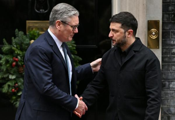 Le Premier ministre britannique Keir Starmer (g) accueille le président ukrainien Volodymyr Zelensky à son arrivée au 10 Downing Street, le 8 décembre 2025 à Londres