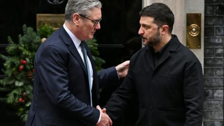 Le Premier ministre britannique Keir Starmer (g) accueille le président ukrainien Volodymyr Zelensky à son arrivée au 10 Downing Street, le 8 décembre 2025 à Londres
