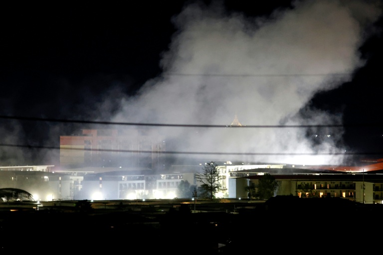 De la fumée s'élève au-dessus des bâtiments à la suite d'une explosion dans le complexe KK Park, dans l'est de la Birmanie, photographiée depuis le district de Mae Sot, dans la province de Tak, en Thaïlande, le 24 octobre 2025