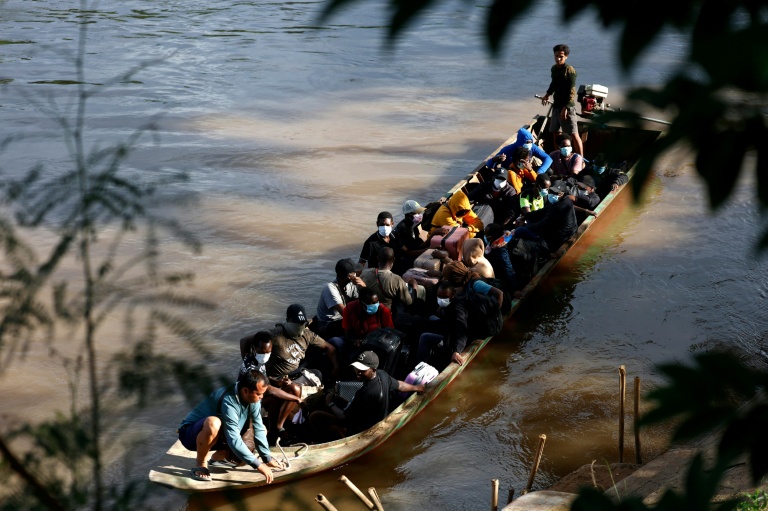 Des personnes de différents pays, qui travaillaient dans le complexe KK Park en Birmanie, traversent la rivière Moei en bateau pour passer en Thaïlande, comme le montre cette photo prise depuis le district de Mae Sot, dans la province de Tak, le 24 octobre 2025