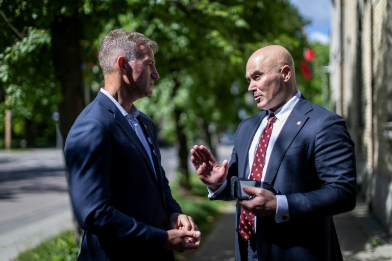 Le vice-ministre lituanien de la Défense, Tomas Godliauskas, à droite, et Mantas Varaska, le maire de Kazlu Ruda, à Vilnius, le 27 mai 2026