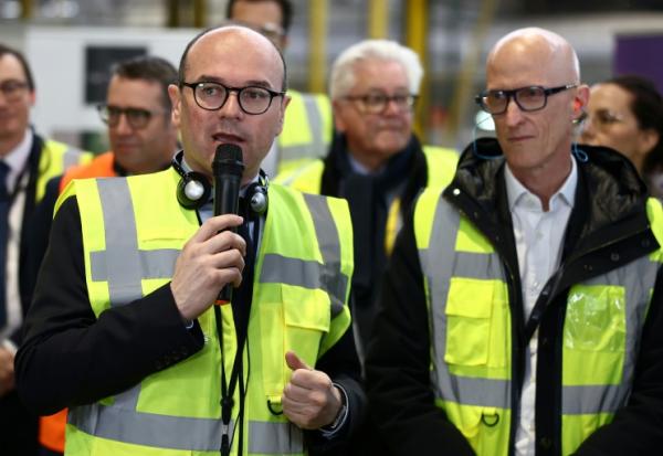 Le ministre délégué à l'Industrie Sébastien Martin s'exprime aux côtés de Timothée Durand, repreneur du verrier Arc, lors d'une visite dans l'usine d'Arques, dans le Pas-de-Calais, le 24 mars 2026