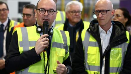 Le ministre délégué à l'Industrie Sébastien Martin s'exprime aux côtés de Timothée Durand, repreneur du verrier Arc, lors d'une visite dans l'usine d'Arques, dans le Pas-de-Calais, le 24 mars 2026