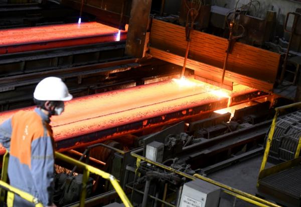 Des ouvriers metallurgistes sur le site ArcelorMittalle 11 février 2022 à Dunkerque, dans le Nord
