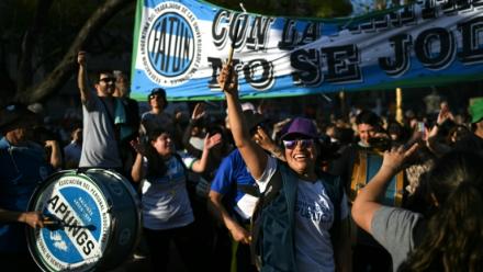 Des manifestants célèbrent le rejet par le Parlement argentin des vetos du président Javier Milei, le 17 septembre 2025 à Buenos Aires