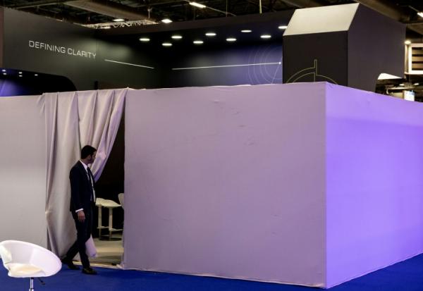 Le stand fermé de Controp, développeur et fabricant israélien de systèmes électro-optiques infrarouges (EO/IR) pour la défense et la surveillance, au salon Eurosatory, au nord de Paris, le 15 juin 2026