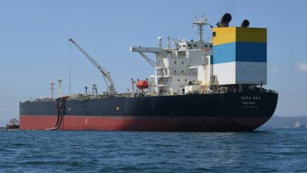 Le navire Sara Sky, battant pavillon sierra-léonais et transportant du pétrole brut russe, ancré au port de Limay, dans la province de Bataan, le 26 mars 2026 aux Philippines