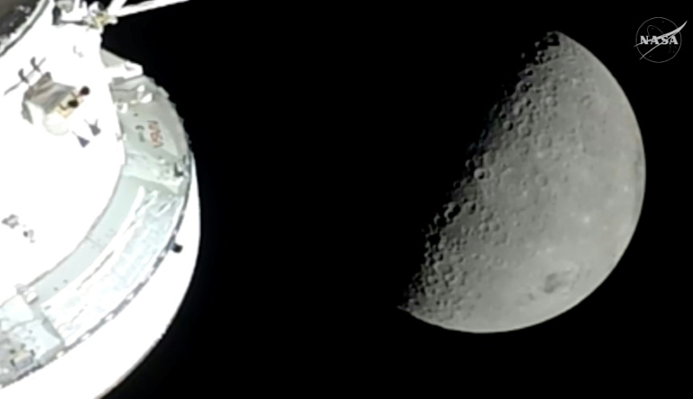 Cette capture d'écran d'une diffusion en direct de la Nasa montre le vaisseau Orion s'approchant de la Lune, le 6 avril 2026