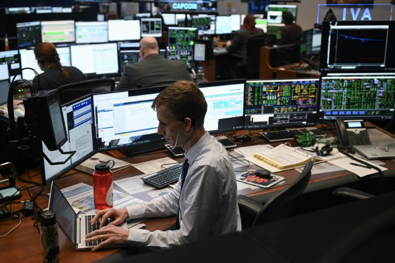 Les agents de contrôle surveillent le vaisseau Orion depuis le centre spatial Johnson à Houston, Etats-Unis, le 6 avril 2026