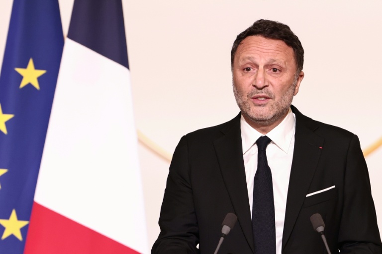 L'animateur de radio Jacques Essebag, également connu sous le nom d'Arthur, prononce un discours après avoir reçu le prix Jean-Pierre Bloch, au palais de l'Élysée à Paris, le 2 avril 2025