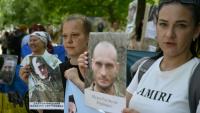 Des Ukrainiens brandissent des portraits de leurs parents captifs ou disparus dans l'espoir qu'ils seront reconnus par l'un ou l'autre des prisonniers de guerre libérés dans le cadre d'un échange avec la Russie, le 23 mai 2025 