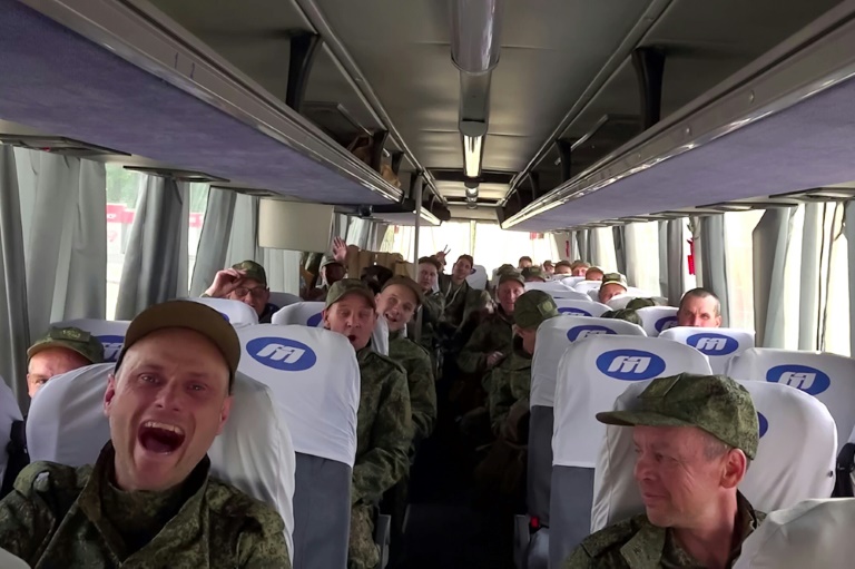 Une image diffusée par le ministère russe de la Défense montre des prisonniers de guerre libérés par l'Ukraine dans le cadre d'un échange, le 23 mai 2025
