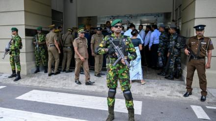 Des agents de sécurité devant la Haute Cour de Colombo, lors du prononcé du verdict du procès des accusés dans les attentats de Pâques 2019, le 22 septembre 2026 à Colombo, au Sri Lanka