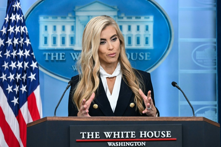 La nouvelle porte-parole de la Maison Blanche, Katie Zacharia, lors de son premier point presse dans la salle James Brady de la Maison Blanche, le 13 octobre 2026 à Washington