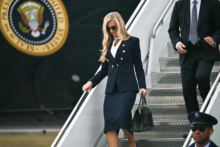 La porte-parole de la Maison-Blanche, Katie Zacharia, descend de l’avion présidentiel Air Force One à la base aérienne d’Elmendorf, à Anchorage , le 13 octobre 2026 en Alaska