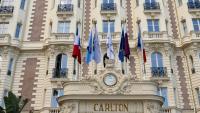 Dans son métier, le "non" est "impossible", explique Jean-François Pomares, employé au Carlton de Cannes depuis 1987