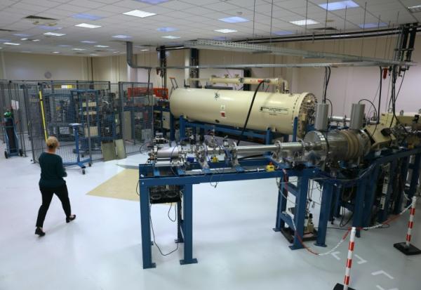 L'accélérateur de particules du Laboratoire de Mesure du Carbone 14 du Commissariat à l’énergie atomique et aux énergies alternatives (CEA), le 22 mai 2025 à saclay, près de Paris