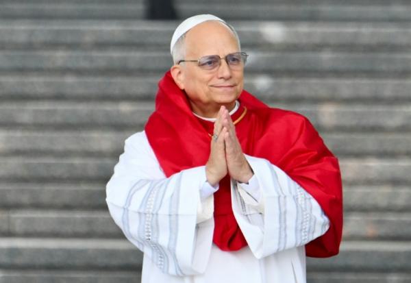 Le pape Léon XIV lors d'une visite au monument aux martyrs Maqam Echahid à Alger, le 13 avril 2026