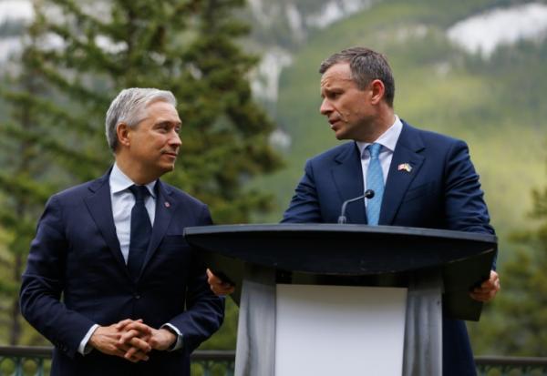 Le ministre canadien des Finances François-Philippe Champagne (G) et le ministre ukrainien des Finances Sergii Marchenko (D) lors d'une conférence de presse à l'occasion de la réunion du G7 Finances à Banff (Alberta), au Canada, le 20 mai 2025