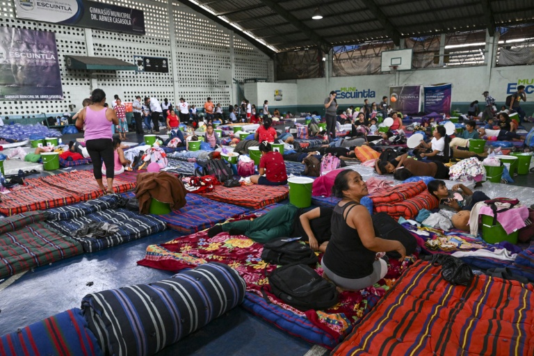Des personnes évacuées se reposent dans un centre d'accueil après avoir fui leur village à la suite de l'éruption du volcan de Fuego à Escuintla, au Guatemala, le 4 août 2026