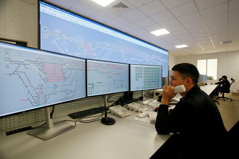 La salle de contrôle de la gare ferroviaire de Dostyk, à la frontière kazakho-chinoise, le 19 novembre 2025