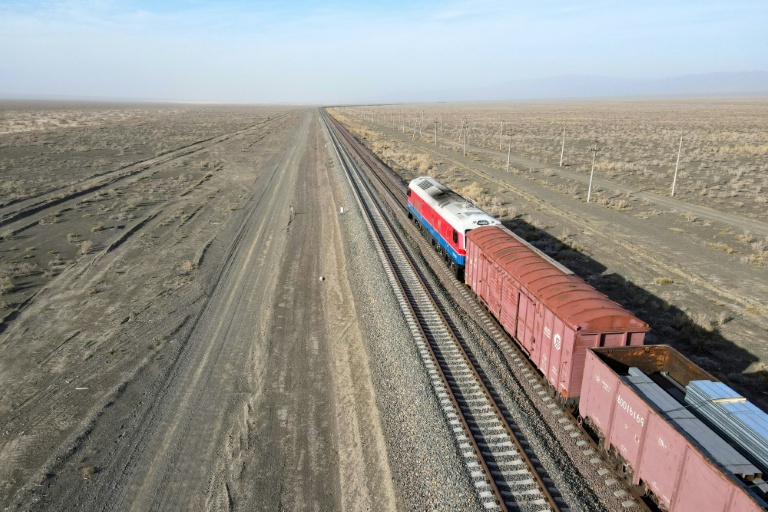 Un train de marchandises circule dans la steppe près de la gare de Dostyk, à la frontière kazakho-chinoise, le 19 novembre 2025