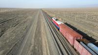 Un train de marchandises circule dans la steppe près de la gare de Dostyk, à la frontière kazakho-chinoise, le 19 novembre 2025