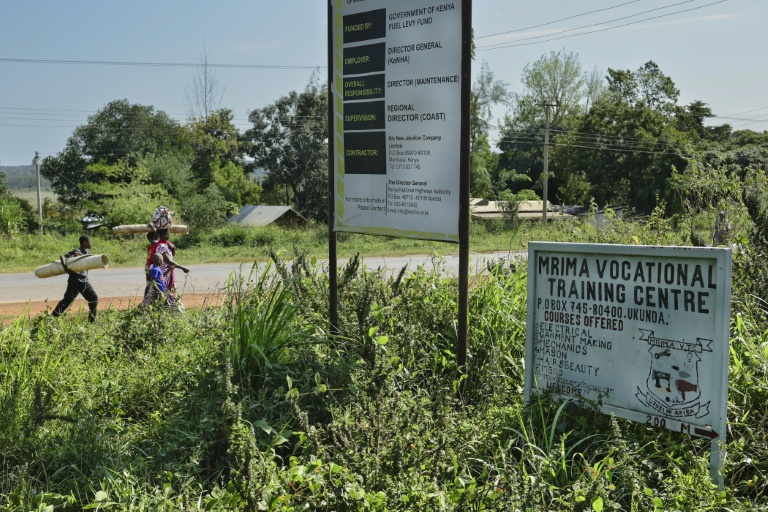 Des villageois à Lunga-Lunga, dans le sud-est du Kenya près de la frontière tanzanienne, le 26 septembre 2025