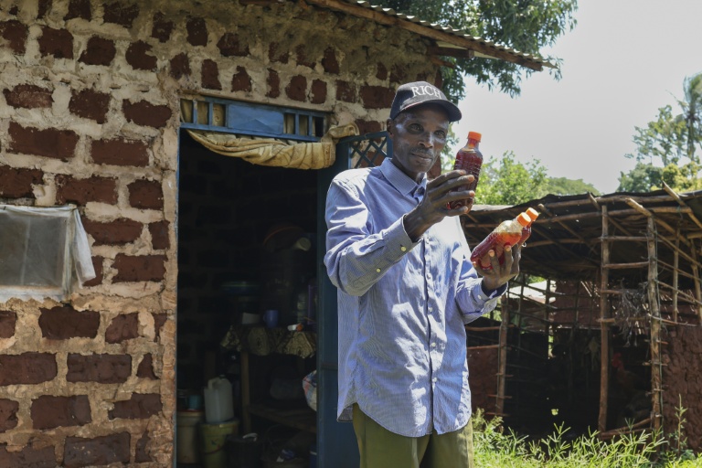 L'apiculteur Stephen Munga montre une partie de sa production de miel issu de la forêt de Mrima hill, à Lunga-Lunga, dans le sud-est du Kenya près de la frontière tanzanienne, le 26 septembre 2025