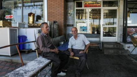 Hadi Abdullah (G) et Ahmed Ali, des Kurdes irakiens, le 21 septembre 2026 dans le district de Penjwen, près de la frontière avec l'Iran, dans la région autonome du Kurdistan irakien